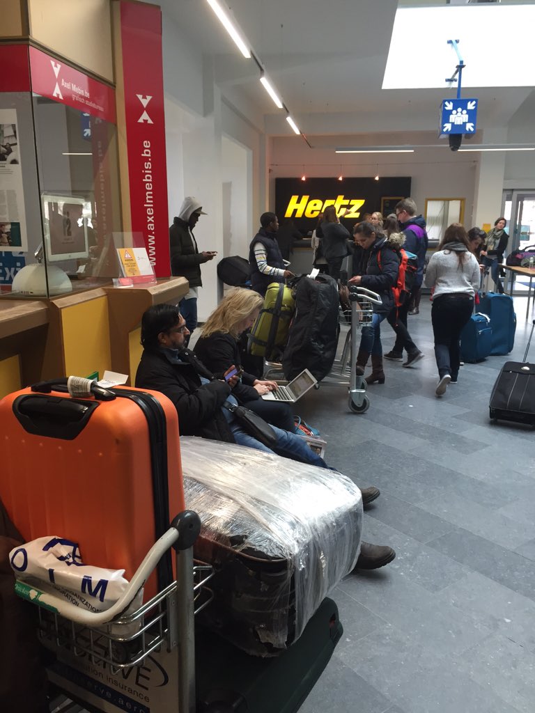 hoywegg's tweet photo. Veel gestrande passagiers die moesten landen ik Brussel #luchthavendeurne #vrtnieuws https://t.co/SCjFDGkhmX
