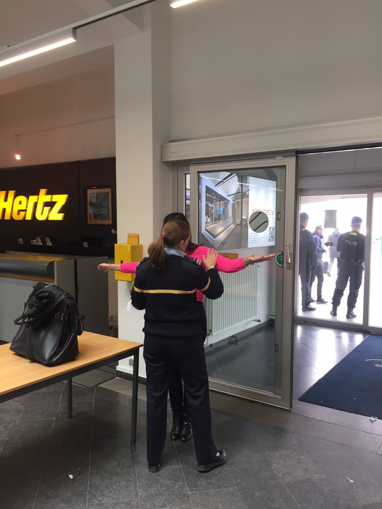 hoywegg's tweet photo. Iedereen die de luchthaven van Deurne binnen wil wordt gefouilleerd #vrtnieuws #luchthavendeurne https://t.co/CZGJFhuIJj