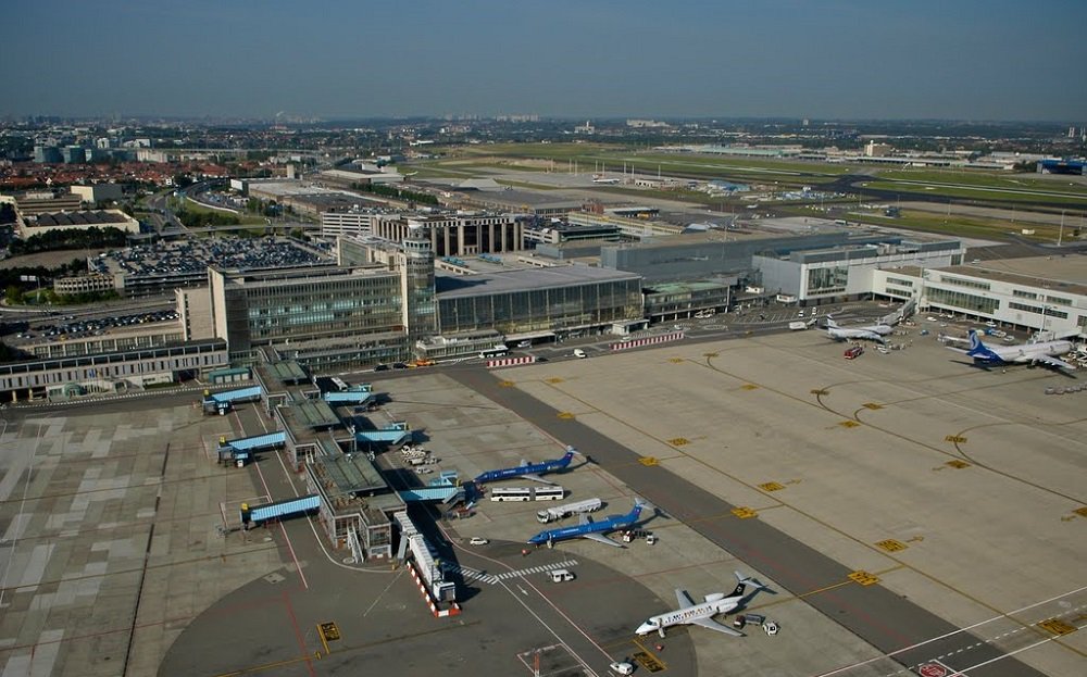 AviationNews's tweet photo. BREAKING: 2 explosion at @BrusselsAirport, 11 dead https://t.co/DDwSJYLaeC https://t.co/9P9q0uOwph