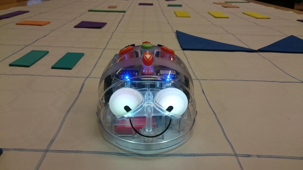 FranssonPatrick's tweet photo. Blue-bot + 4B = succé #programmeringstockholm #fruängensskola https://t.co/AKczTBdPyb