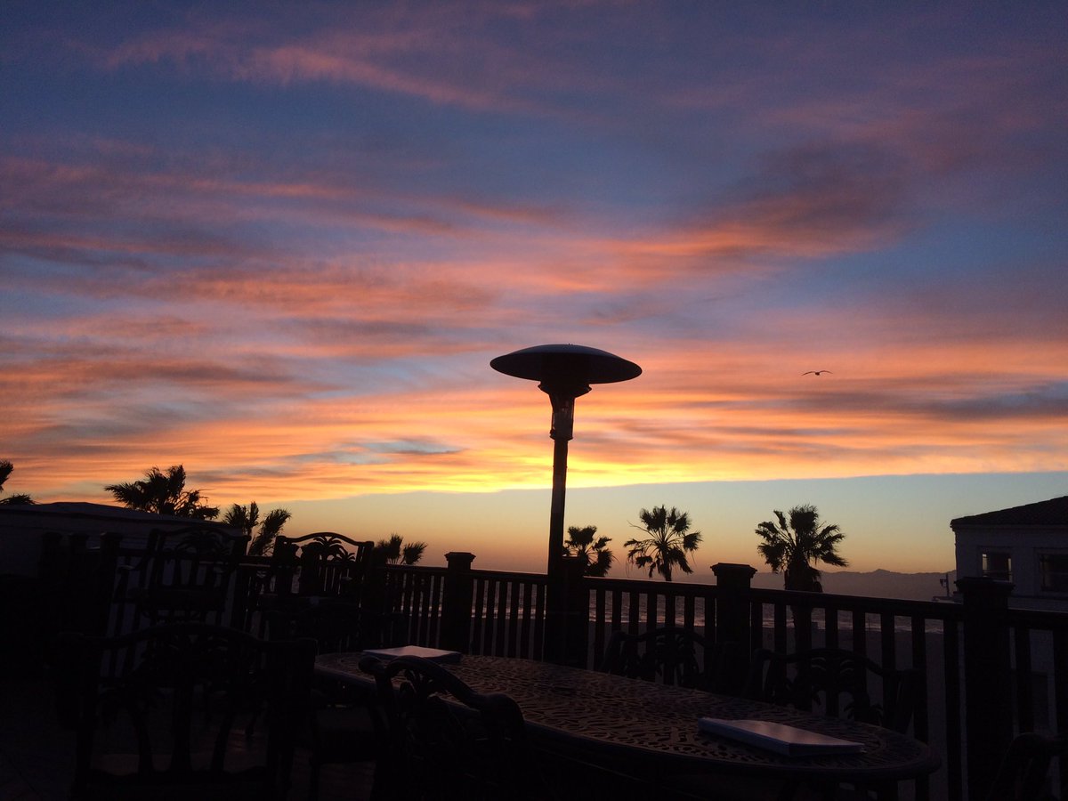 mandyq702art's tweet photo. Venice Beach sunsets. #sunsetgame #sunsetwar #venicebeach #californiadreaming #lifeisbeautiful #nofilter https://t.co/r7CNx5c3uM