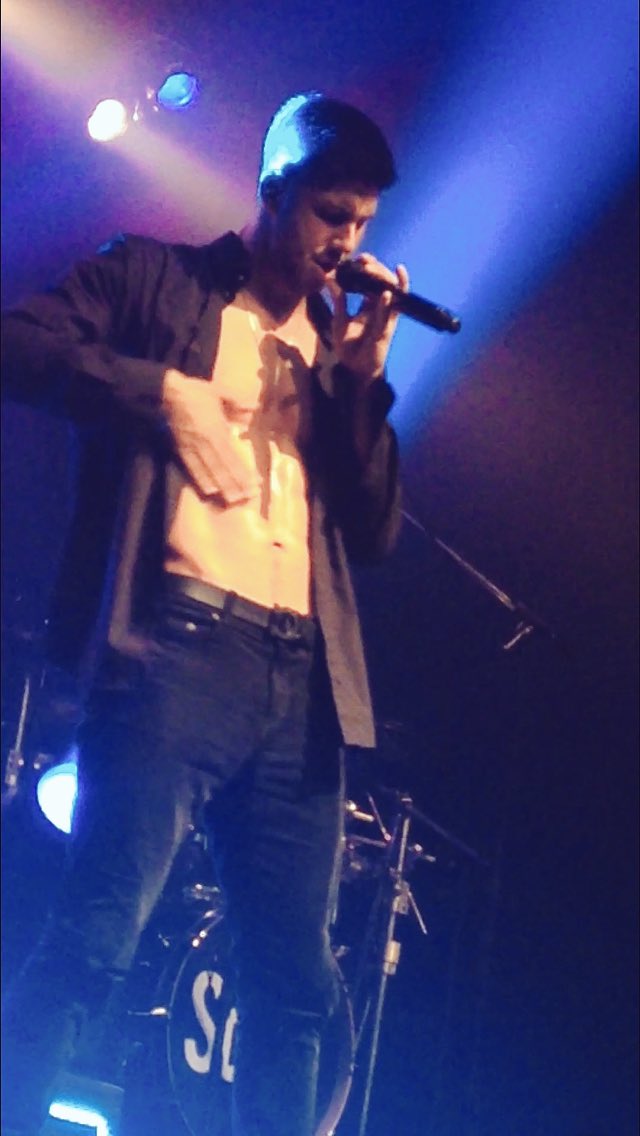 Daisy_august02's tweet photo. Throw back 💕😭 @OfficialSoMo like always being a tease🙈😍😉😂 #TeamSoMo #TheFallinUpTour #November202015 https://t.co/8Yw4Rh4Lbx
