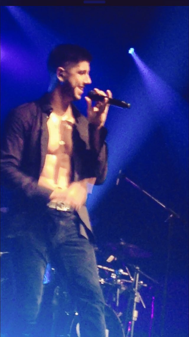 Daisy_august02's tweet photo. Throw back 💕😭 @OfficialSoMo like always being a tease🙈😍😉😂 #TeamSoMo #TheFallinUpTour #November202015 https://t.co/8Yw4Rh4Lbx