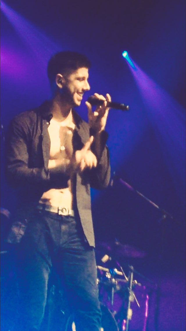 Daisy_august02's tweet photo. Throw back 💕😭 @OfficialSoMo like always being a tease🙈😍😉😂 #TeamSoMo #TheFallinUpTour #November202015 https://t.co/8Yw4Rh4Lbx