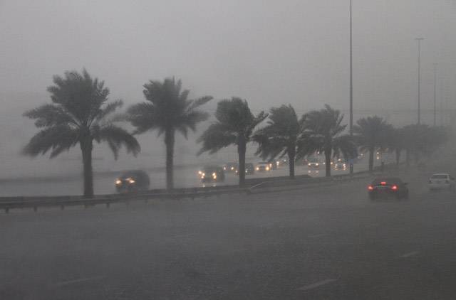 Бывают ли дожди в дубае. Дождь в Абу Даби. Потоп в Дубае. Дождь в ОАЭ. Ливень в Дубае.