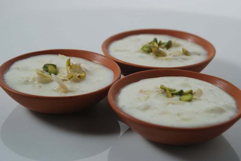KhanaKhazana's tweet photo. Rasgulla Phirni - Unique combination of phirni & rasagulla - https://t.co/dmB6DqydG7
#HoliWithMasterChef #Foodie https://t.co/fruEk5K7m5