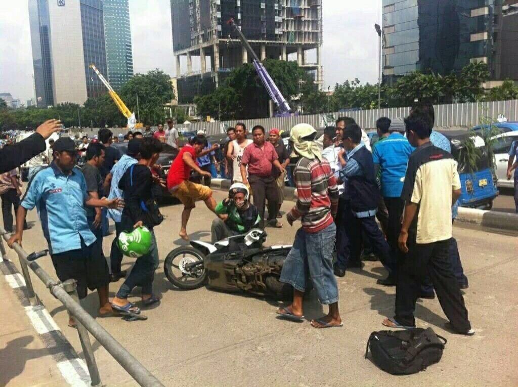 wannaspy's tweet photo. supir gojek diginiin,supir @bluebirdgroup sndiri jg klo pulang pasti naik gojek.. munafik..!! #boikottaksi https://t.co/mXuYxeRofA