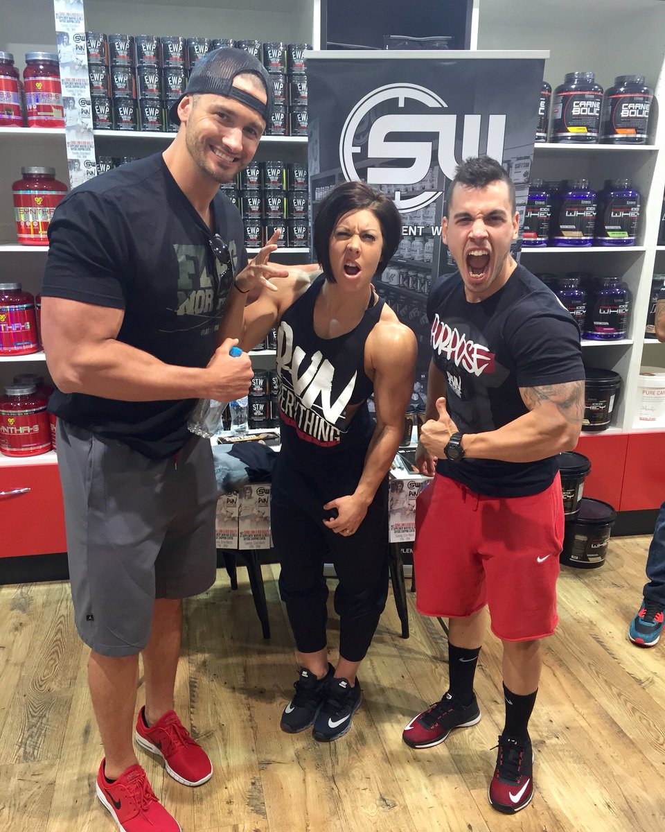 daydayKnucks's tweet photo. Come meet Giant Drew Bailey and his two hobbit friends, DLB and @ragzholla and get #outangled by Ragz' mouth!!! https://t.co/jjR3gUo9IW
