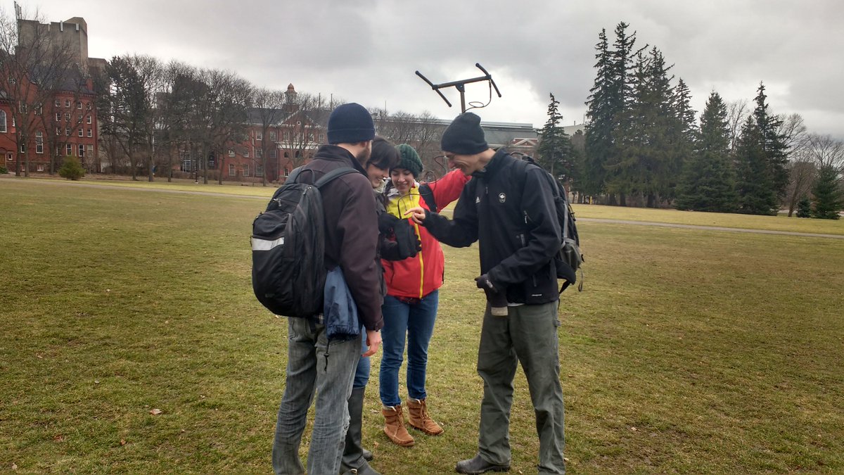 UofGWeBeIB's tweet photo. Out on Johnson Green learning about radio telemetry!  #IBworkshops https://t.co/bg6M9gZhOd