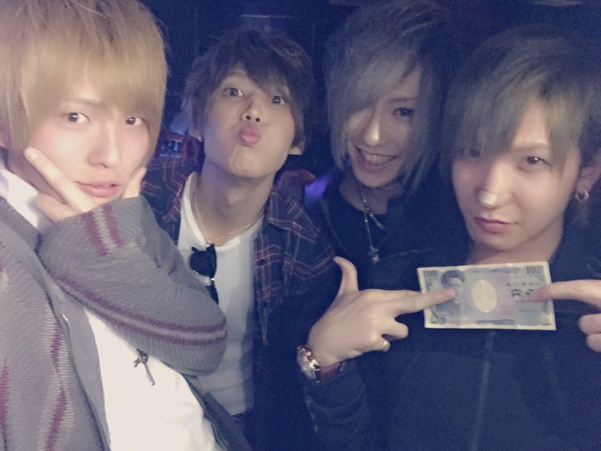 19957220's tweet photo. 昨日は久しぶりにふぁいじんのくぁーい4人集まってたヨ(^ー゜)b

みんな暇なくせに最近遊んでくれないの(^ー゜)b

みんなでダーツして楽しかったノ(^ー゜)b https://t.co/BSa5C8pjwc