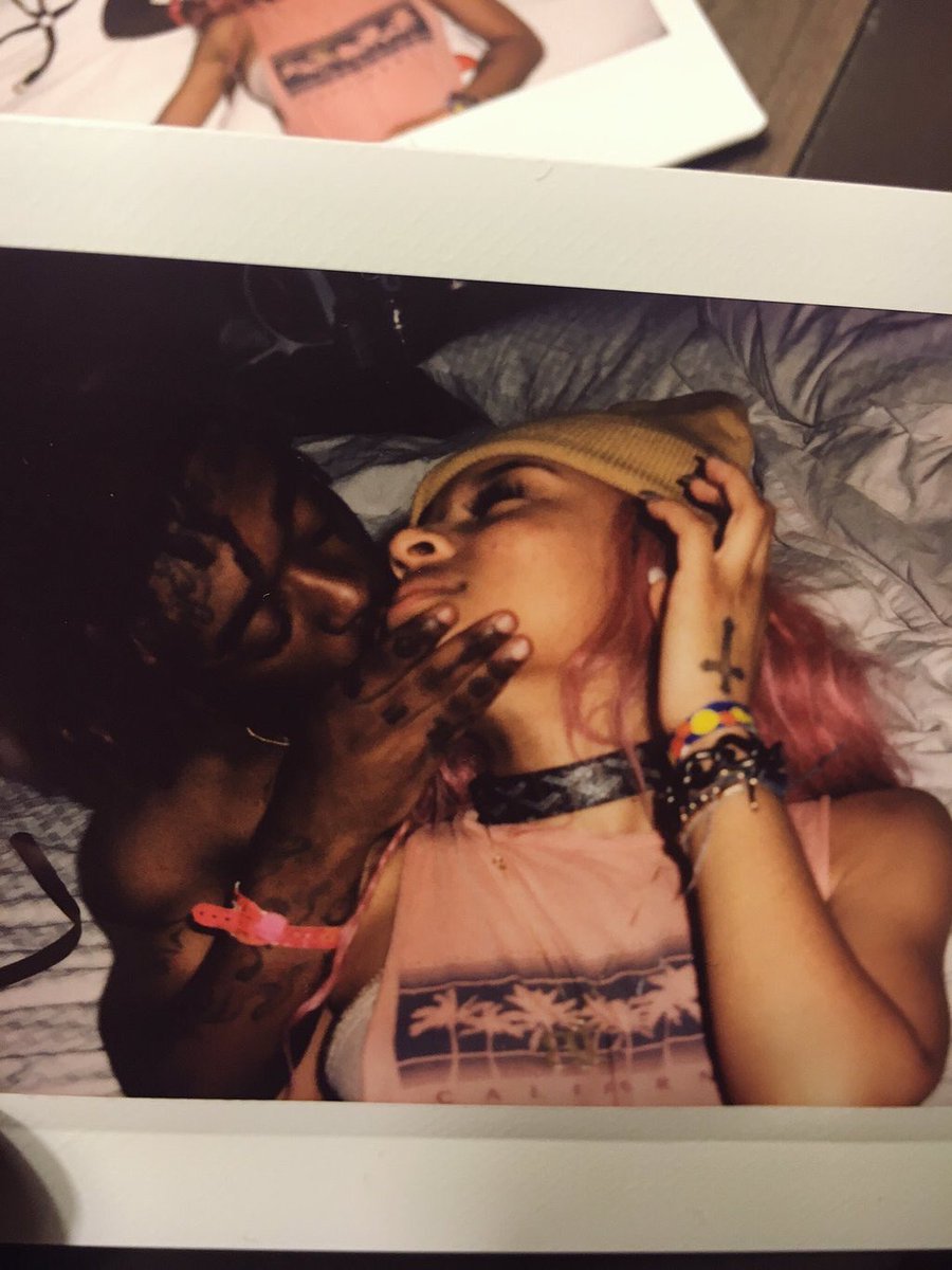 IAmLilUziVert's tweet photo. something about you is so damn addicting... https://t.co/BLFpk5Q9i8