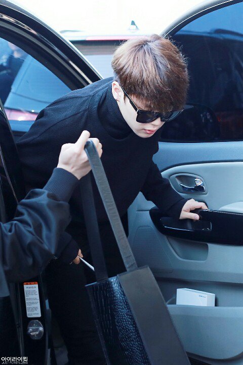 ILIKEIT_JM's tweet photo. 160321 김포공항 출국 #방탄소년단 #JIMIN #지민 @BTS_twt 차문남🚘 ���싹남🌱  머리에새싹이났어요>_< (https://t.co/FDioy6vnsd) (https://t.co/DVHd2ysMla https://t.co/FCrkFXGNzE