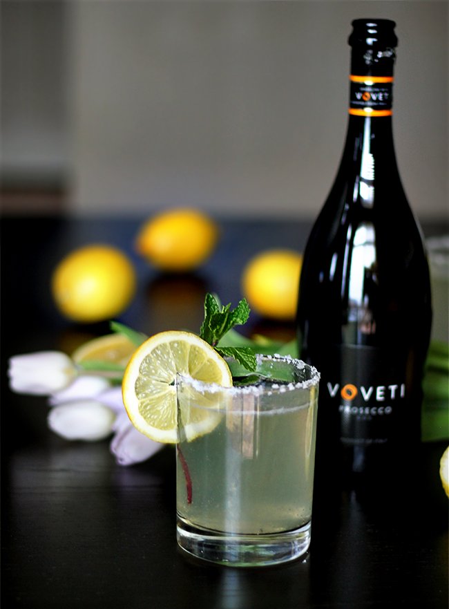 SPRINGTIME LEMONADE MIMOSAS bubbyandbean.com/2016/03/spring…