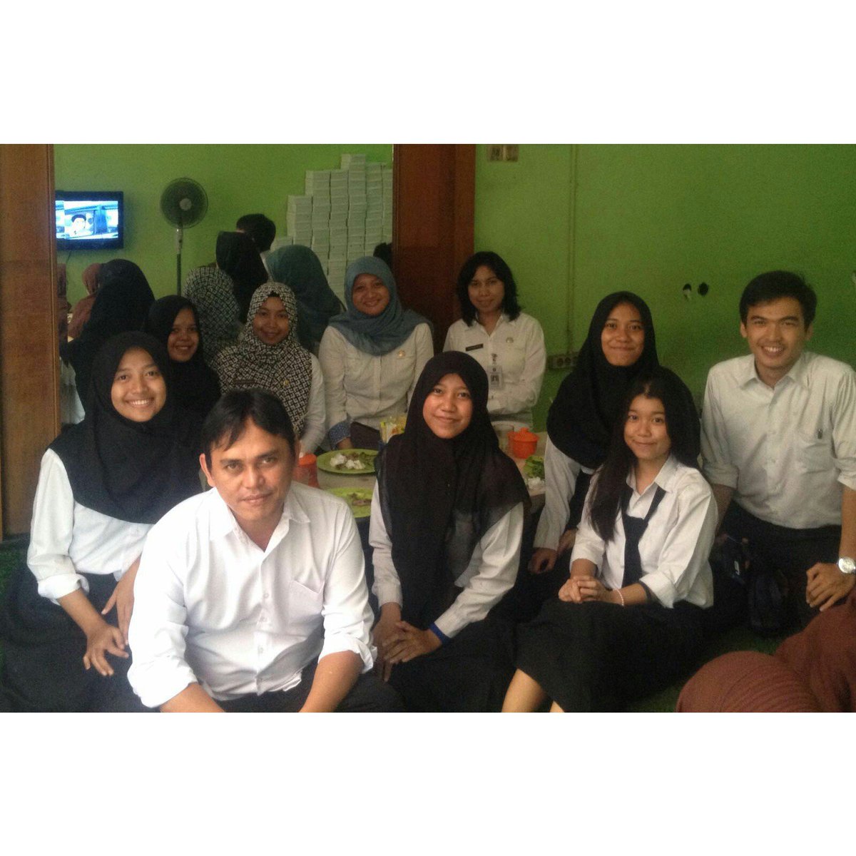 shintajuliars's tweet photo. Berasa jadi karyawan yaa bajunya samaan😀🙇 https://t.co/MPxuucH2lg