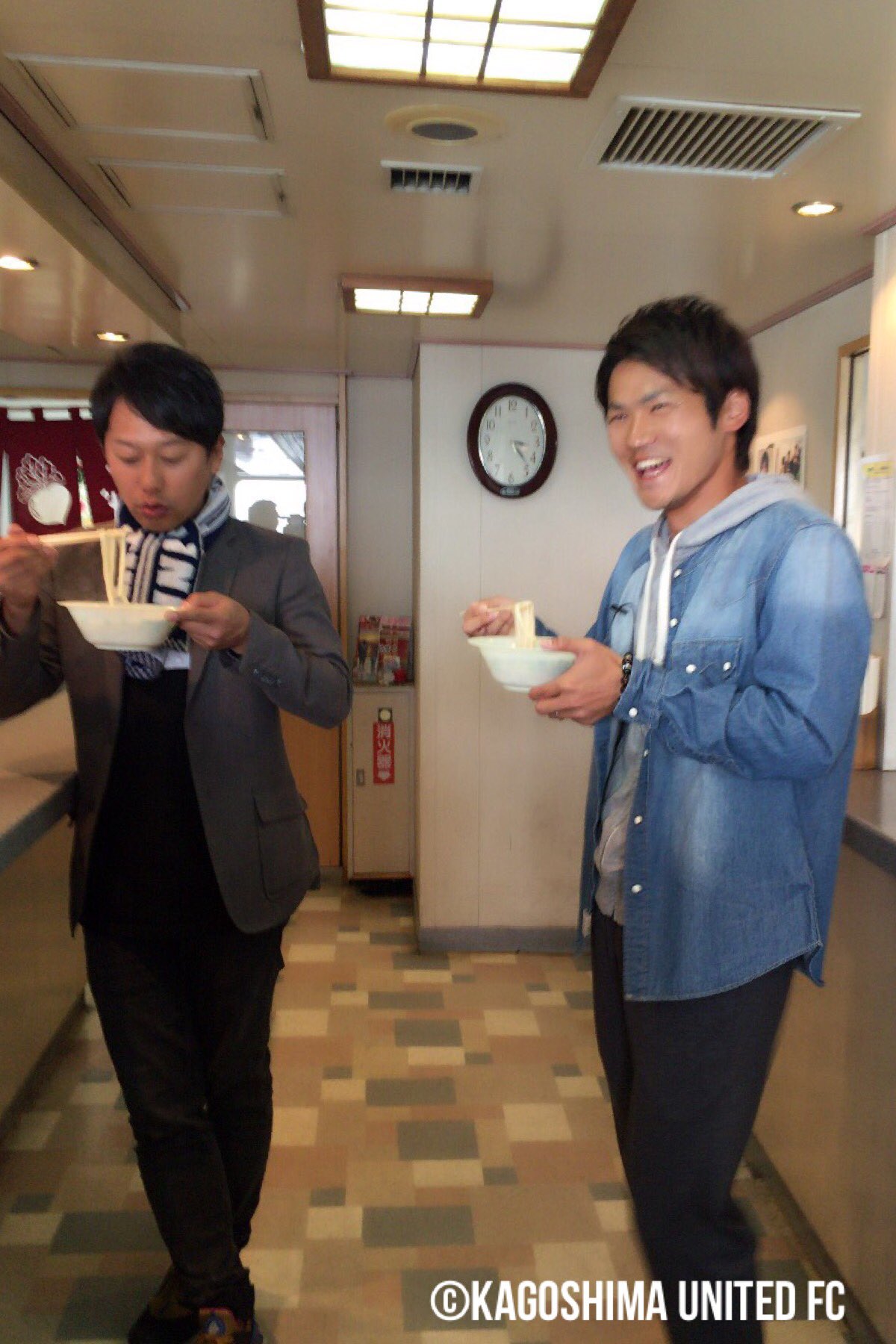 Uzivatel 鹿児島ユナイテッドfc Na Twitteru スカパー J3リーグハイライト取材中 井本貴史さんと赤尾公選手 桜島フェリーの中でうどんをいただきます 鹿児島ユナイテッド T Co Lwwizjttra Uzivatel 鹿児島ユナイテッドfc Na Twitteru スカパー J3リーグハイライト取材中 井本貴史さんと赤尾公選手 桜島フェリーの中でうどんをいただきます 鹿児島ユナイテッド T Co Lwwizjttra