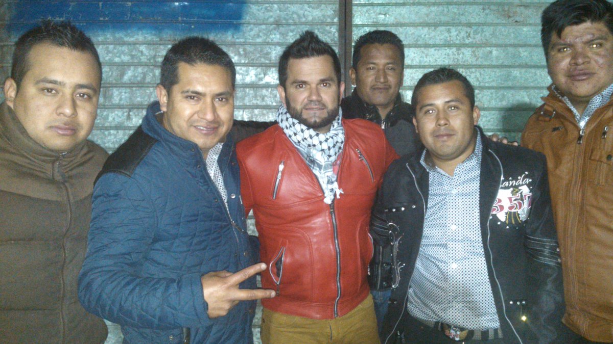 mart_jor's tweet image. Antes de subir a su presentación en Queretaro con @robertojr16 y #ponteborrachita.
