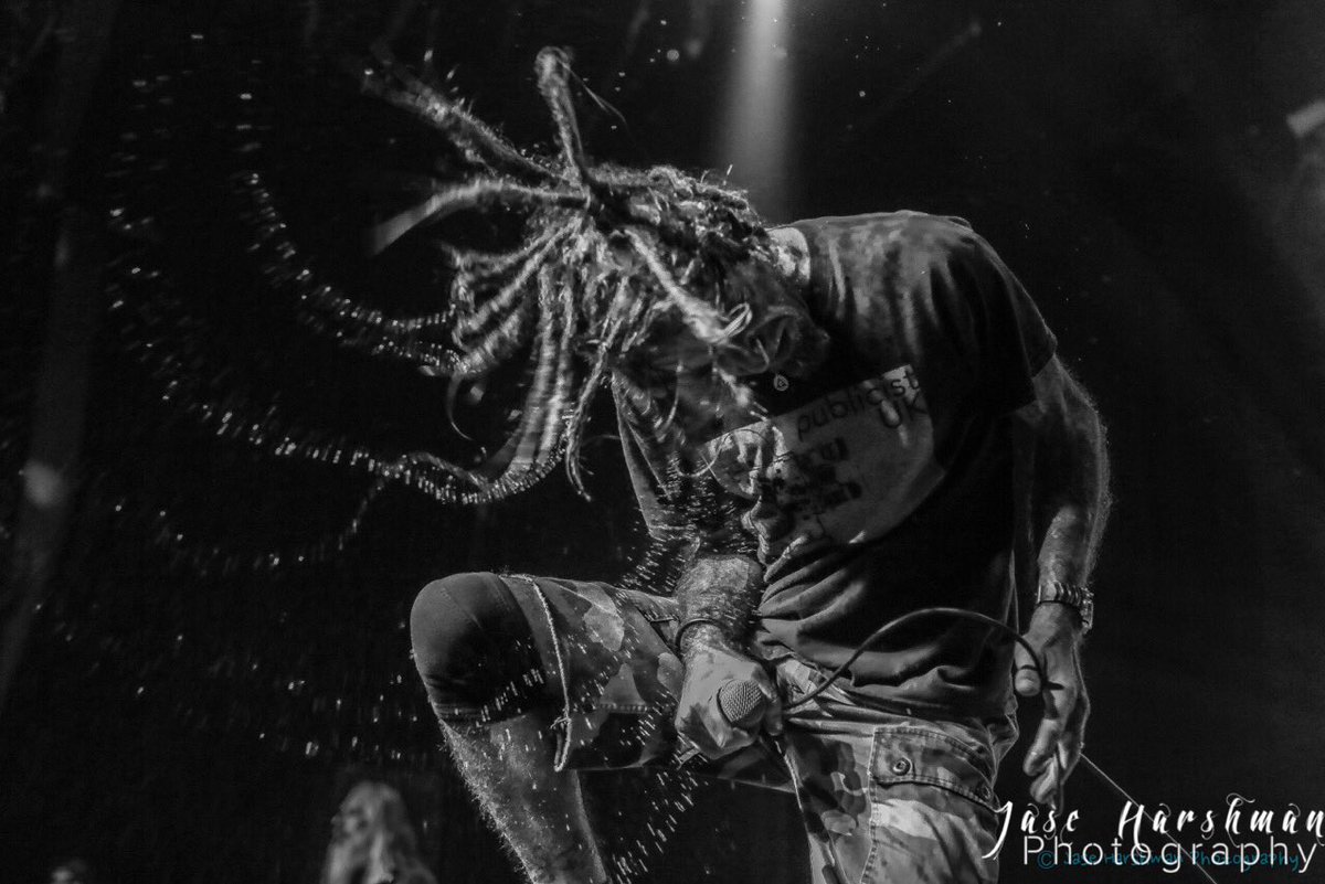 thistragic_j's tweet photo. One of my favorite shots @lambvox @lambofgod #concertphotography #metal #music #LambOfGod https://t.co/xsDAC0893s