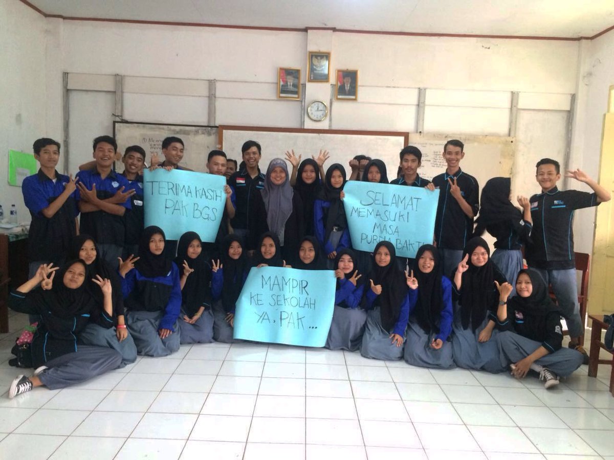 suzieicus's tweet photo. Terima kasih Pak @BudiGSadikin , ditunggu ya Pak mampir ke sekolah :) @smkitaco @siswawirausaha https://t.co/XlNQvPrT6m