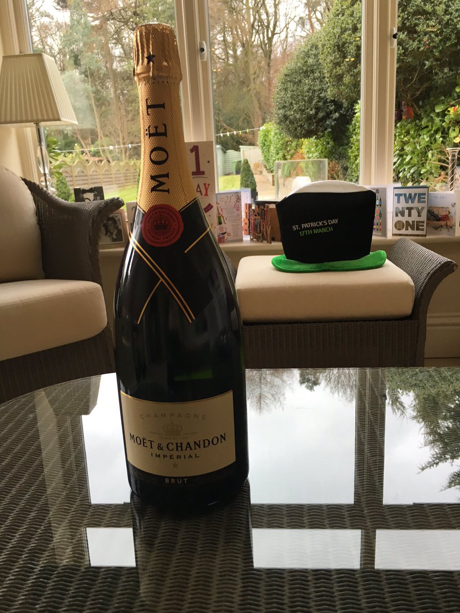 dcb161's tweet image. @VirginHolidays top class service sending my son a magnum for his 21st prior to our Miami trip 👍