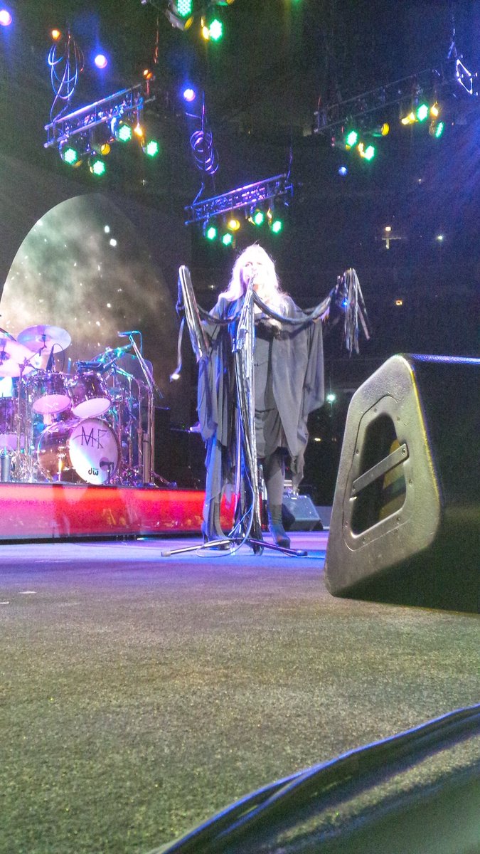 Mtroy311's tweet photo. #StevishlyAmazing @StevieNicks @fleetwoodmac @Lndsybuckingham @christine_mcvie @MickFleetwood @JohnMcvie #NewMusic https://t.co/WNOqnuhTbv