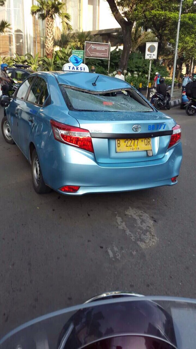 farisandani's tweet photo. Kasian sama beliau yang emang niatnya cari nafkah. Eh, mobilnya dirusak sama yang demo ngawur. https://t.co/HDJSFa5LLm