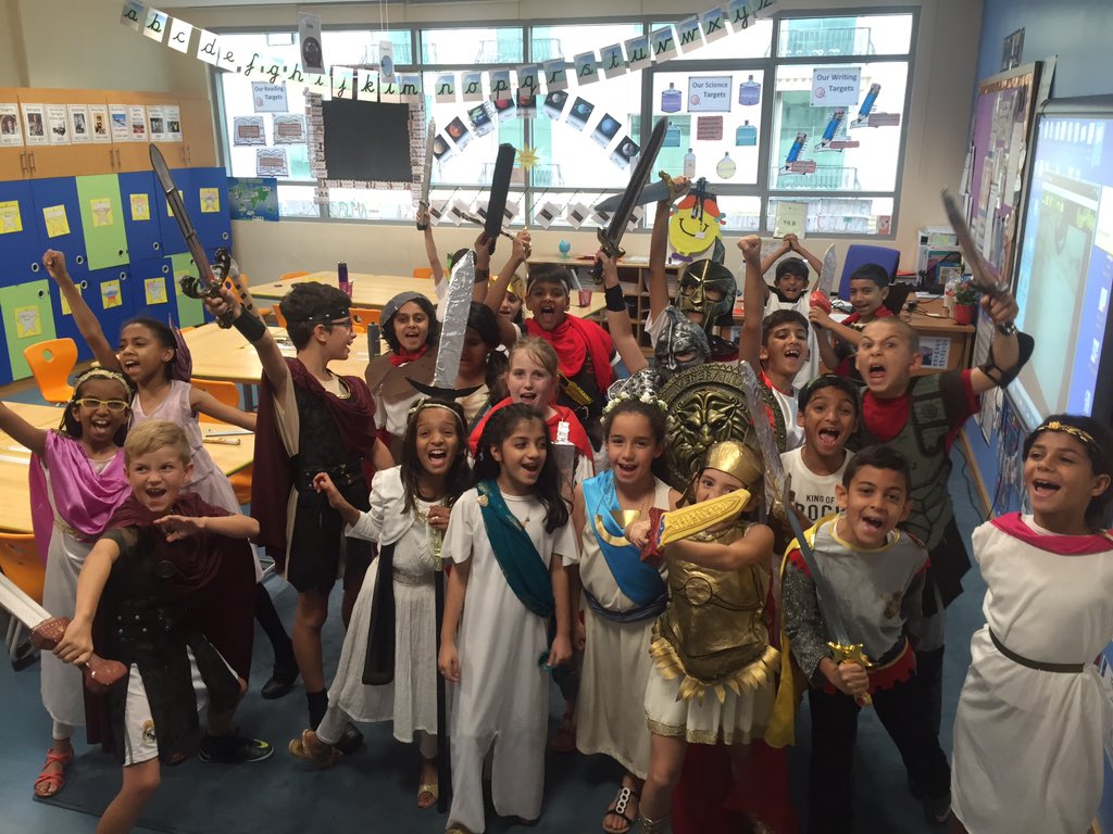 EmeraldWSO's tweet photo. #Year4 enjoying #Romanday #learningenquiry #feast#romanformations#battleformations#marching#weareweareromans.....🗡⚔ https://t.co/uYDgL9HERS