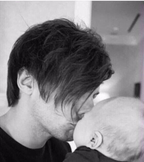 1Dir_Worldwide's tweet photo. Louisのママ、JayがfacebookにLouisとFreddieの写真を投稿😍😍😍 https://t.co/2B5c1Yqe6x