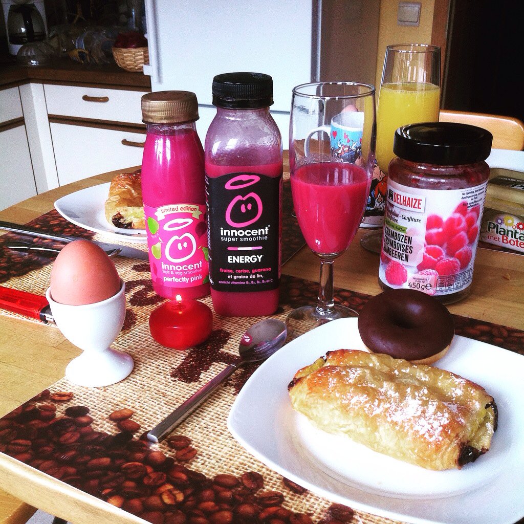ViviiAmann's tweet photo. #frühstück #breakfast  #donut #smoothie #innocent 🍩🍓 https://t.co/SYAsami4ZG