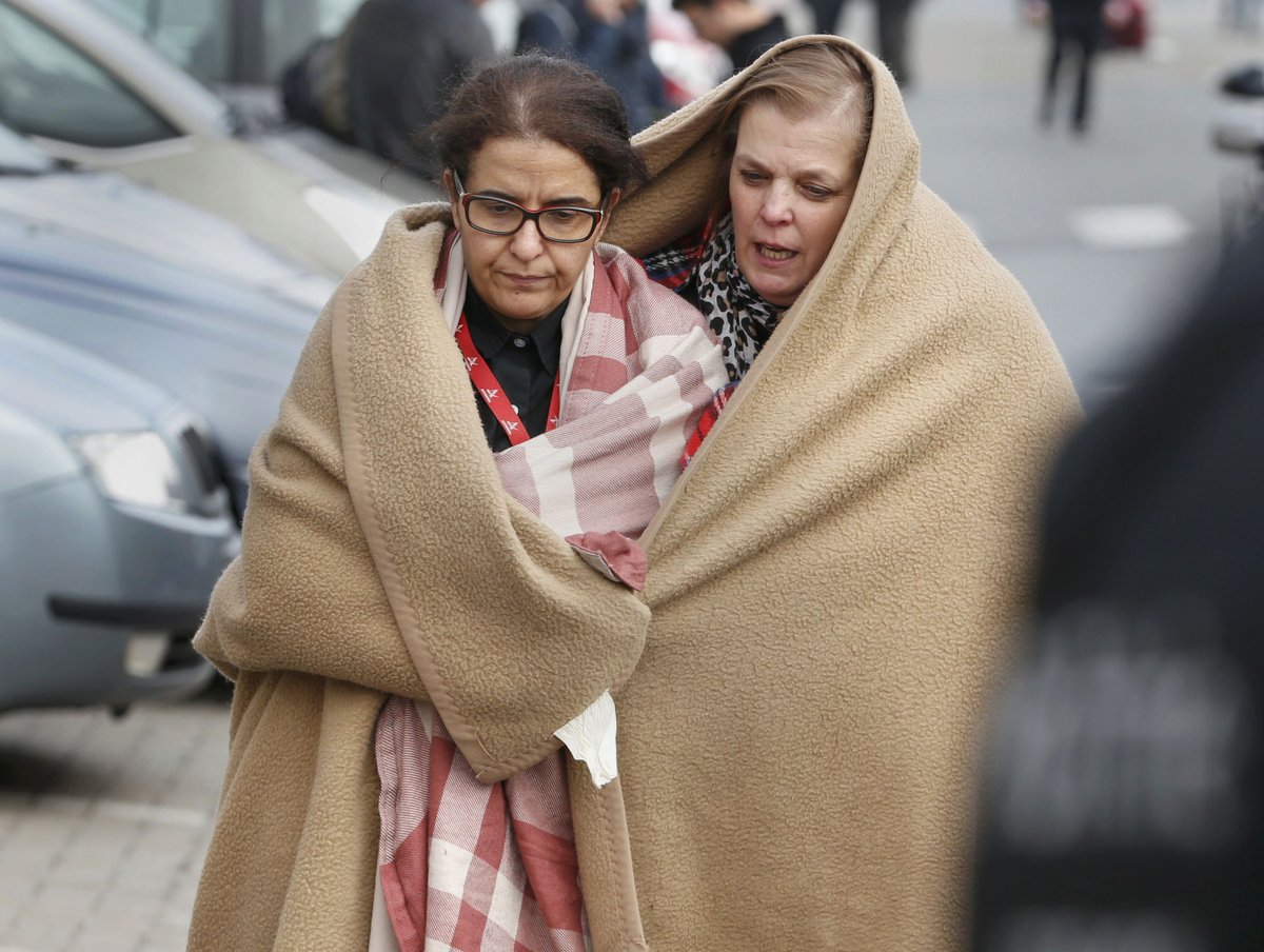 Farodevigo's tweet photo. 🔴 EN DIRECTO ➡ https://t.co/AgaCG6Oey6 Atentado en Bruselas | Elevan a 34 los muertos: 20 del metro; 14 en Zaventem https://t.co/3HWKz4zbZQ