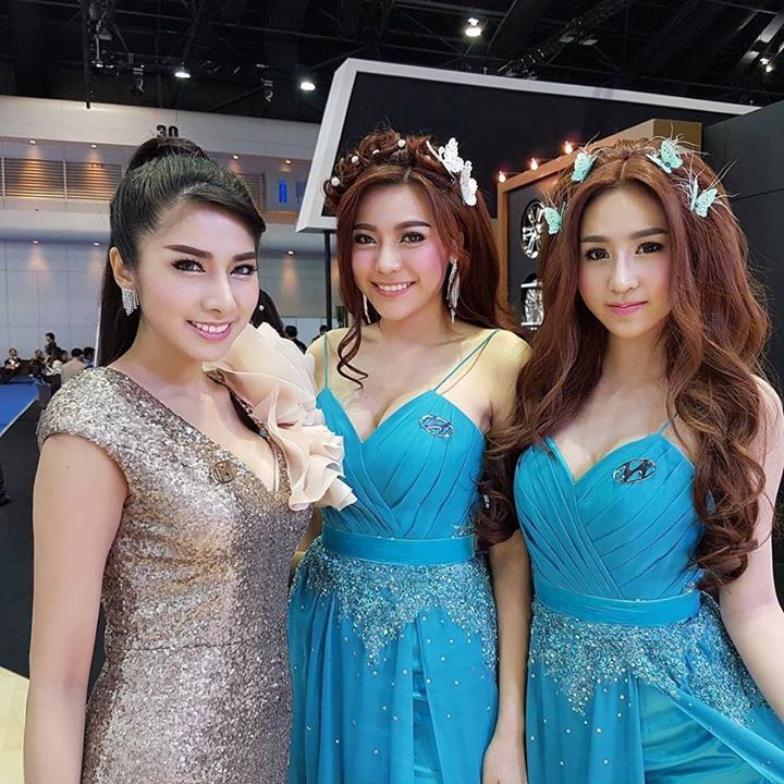 PDAMobiz's tweet photo. พริตตี้สวยอยู่แล้ว แต่พอถ่ายด้วยกล้อง Galaxy S7 Edge เหมือนจะดูสวยขึ้นอีกนิด (ฮ่า) #SonyTH… https://t.co/oWmysI7Wli https://t.co/aDA64PGdaf