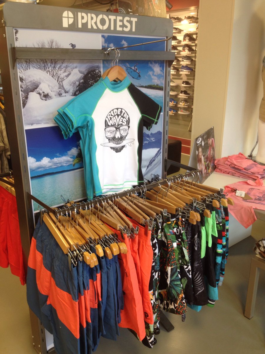 #protest #zomertijd zwembroeken voor de boys!