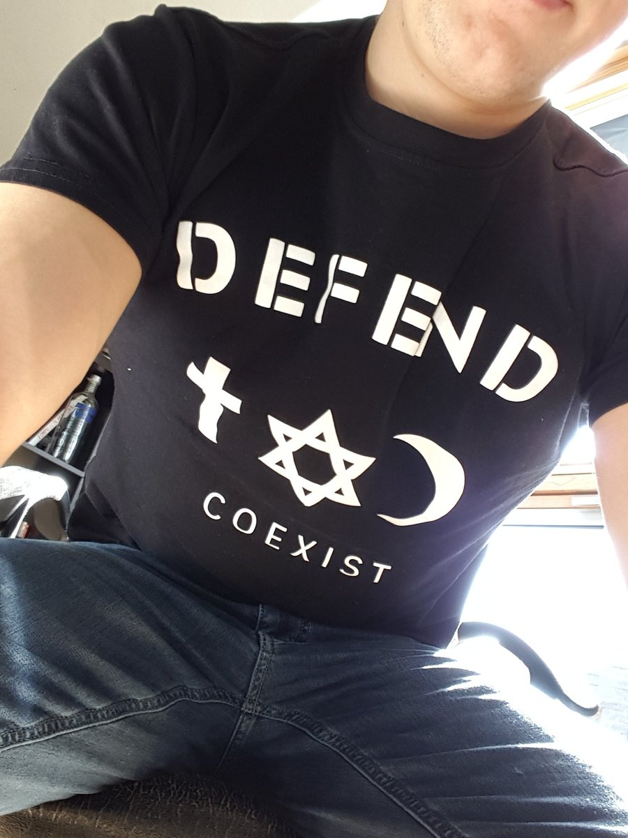 Hugo_GMST's tweet photo. C'est assez bizzare ce matin a 7h j'ai mis ce teeshirt sans imaginer ce qui allait se passer 1h après #DefendCoexist https://t.co/4mj3FPNPU7