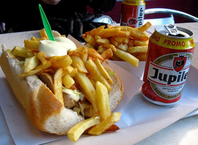 zouz08's tweet photo. Après Paris et ses terrasses,ici, montrons qu'on peut aussi défier ces fous et #sortirlesmitraillettes.#brussels https://t.co/V1Bm5f5z6k