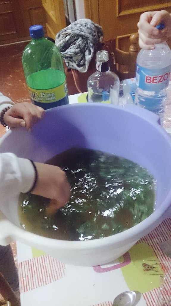 nuriasegura08's tweet photo. Operación mojitos paellas @AlbaaMira @rocio_059 🍹🍹 https://t.co/9MN2zgc0Ld