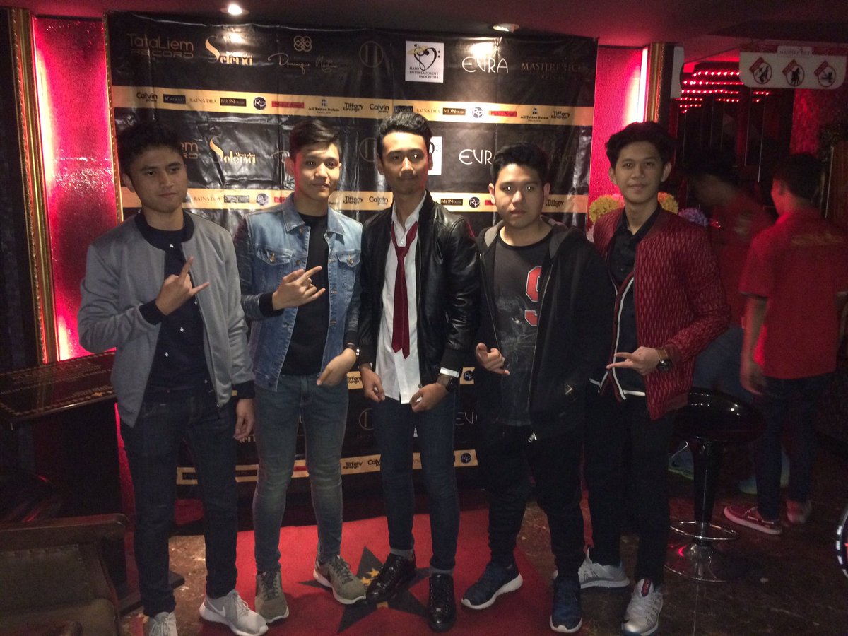 Now <a href="/masterpiece/">art</a> sarinah
Ultah <a href="/kapanlagicom/">kapanlagicom</a> 
#dimanakemana1stsingleevra #graduatebandofc #kapanlagi13erbagi