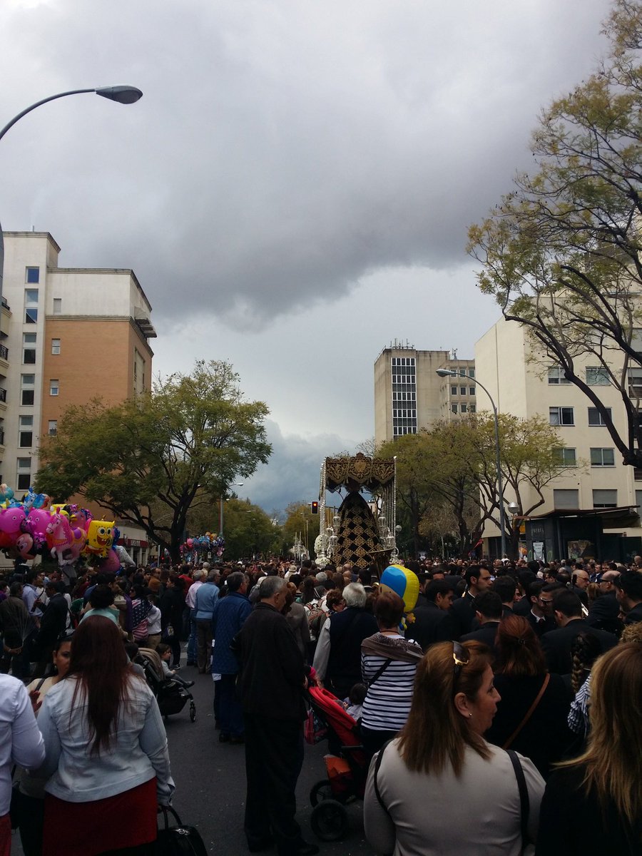 juangt88's tweet photo. A golpe de tambor el palio del cerro llegando a viapol. Asi pinta el cielo. @elllamadorcsr #SSantaSevilla16 https://t.co/hyMSJajn5z