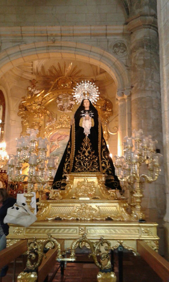 Nuestra Señora de la Soledad ya luce en su trono, de luto riguroso.