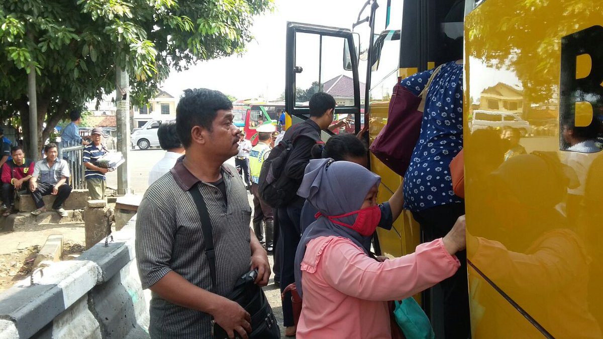 bussekolah_dki's tweet photo. Masyarakat bisa menggunakan bus sekolah selama demo berlangsung #demotaksi #bluebird #bussekolah https://t.co/WII0ifatsn
