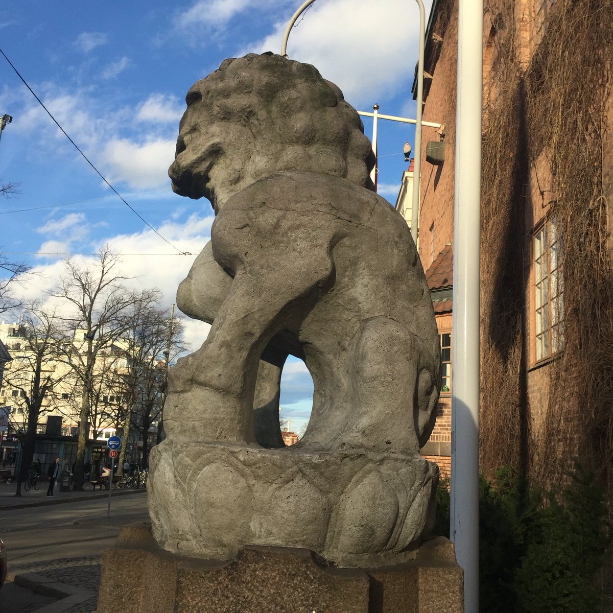 upuplookout's tweet photo. Lion with a window         Göteborg https://t.co/DnePXVhT9e