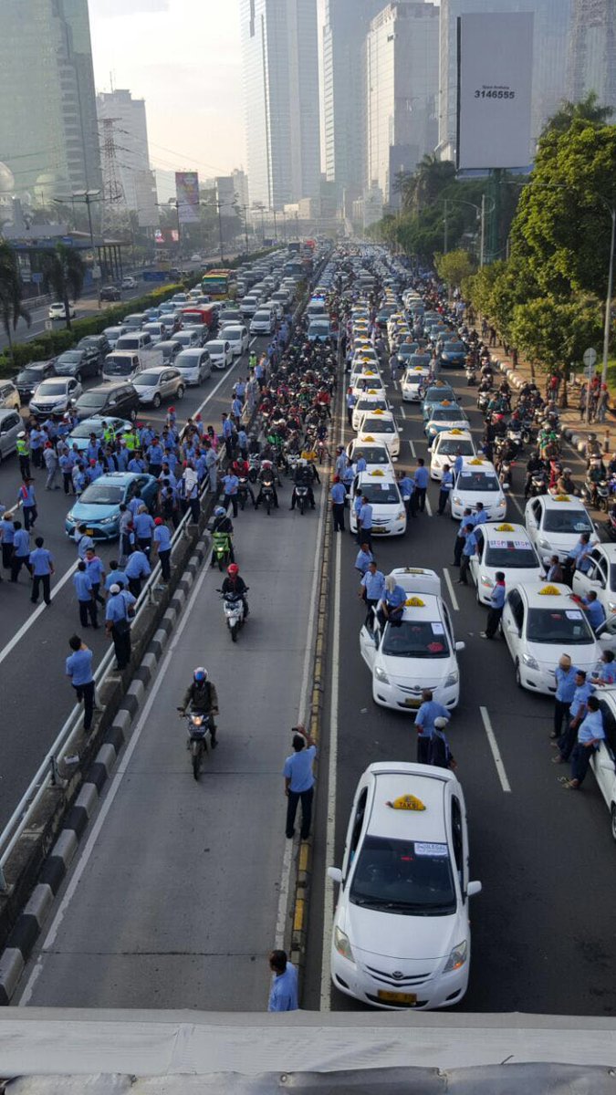 bussekolah_dki's tweet photo. Bus sekolah tetap membantu secara iklas bagi masyarakat yang terlantar krn aksi demo #bluebird #demosupirtaksi https://t.co/evgeApg5Nv
