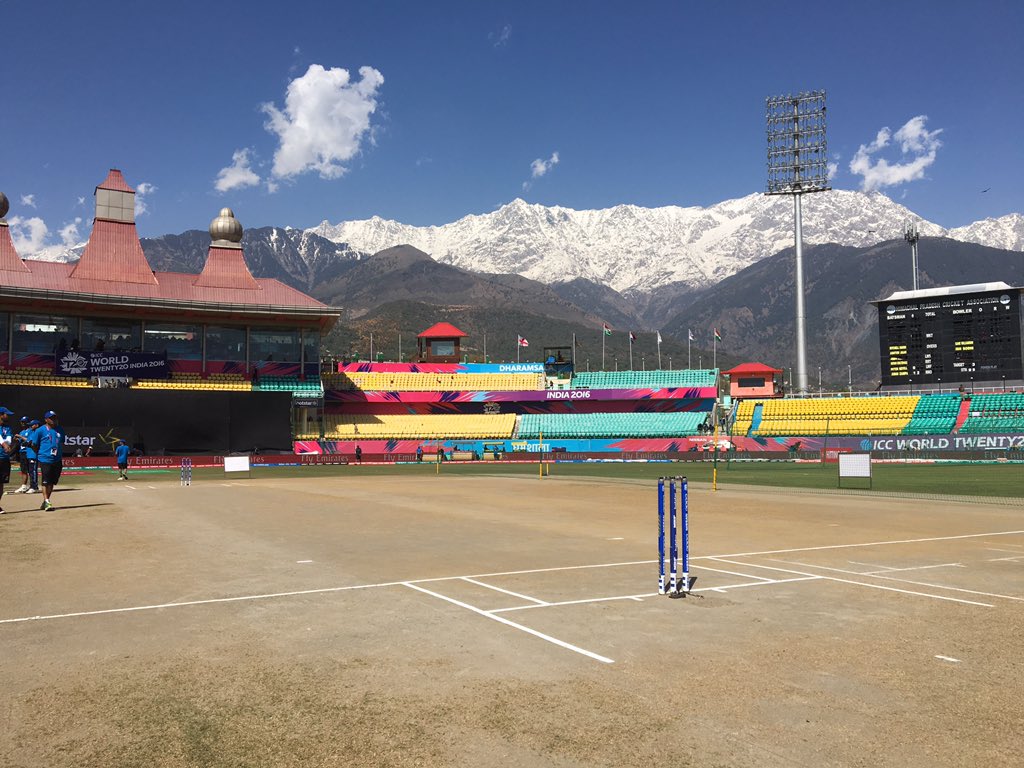 englandcricket's tweet photo. Toss in 10mins: what will @Lottie2323 do?! Looks a good pitch #Eng v #Ind #WT20 #WWCED 🤔 https://t.co/lZ4QetQY5D