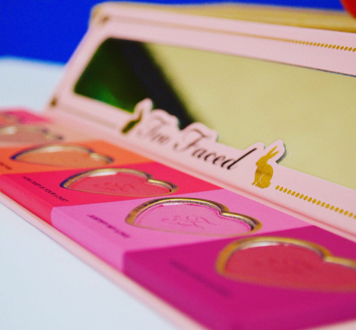 Lesdeboiresdeca's tweet image. Revue de la palette de blush Love Flush de @TooFaced ❤️ ou 💔? lesdeboiresdecarlita.fr/palette-love-f… #toofaced #blushaddict #makeup