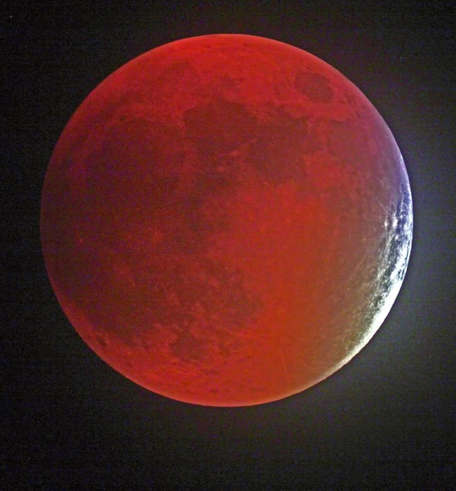 SPACEdotcom's tweet photo. Amazing Photos of the Rare Supermoon Total Lunar Eclipse of 2015 https://t.co/JgPbF4bcwW #lunareclipse https://t.co/3aO3cLpfaZ