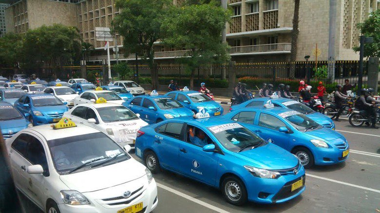 YLKITangerang's tweet photo. https://t.co/zVjs1ArRzi... Demo supir Angkutan https://t.co/lECax0EkID