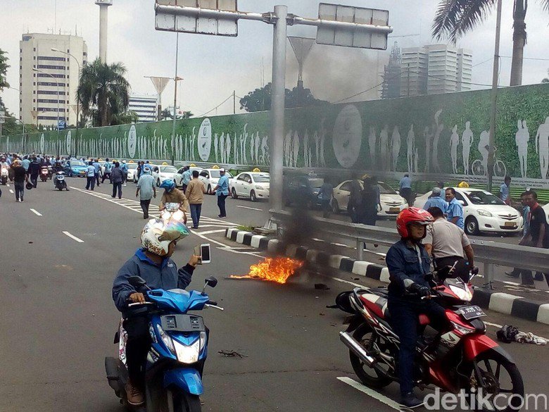 YLKITangerang's tweet photo. " Demo para Supir Angkutan tidak boleh Merugikan Konsumen, apalagi merugikan pengguna Jalan yang lain... https://t.co/OHlLC1Trql