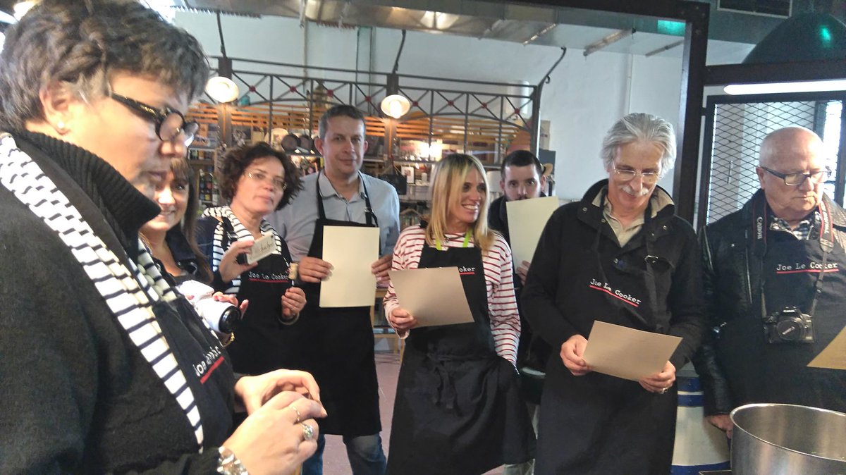 ValeriePaduano's tweet photo. #EAS2016 @TourismeSete visite des #halls de #Sete préparation de seiches avec Magalie et Joel #joecooker @guysavoy https://t.co/DdzurOBorQ
