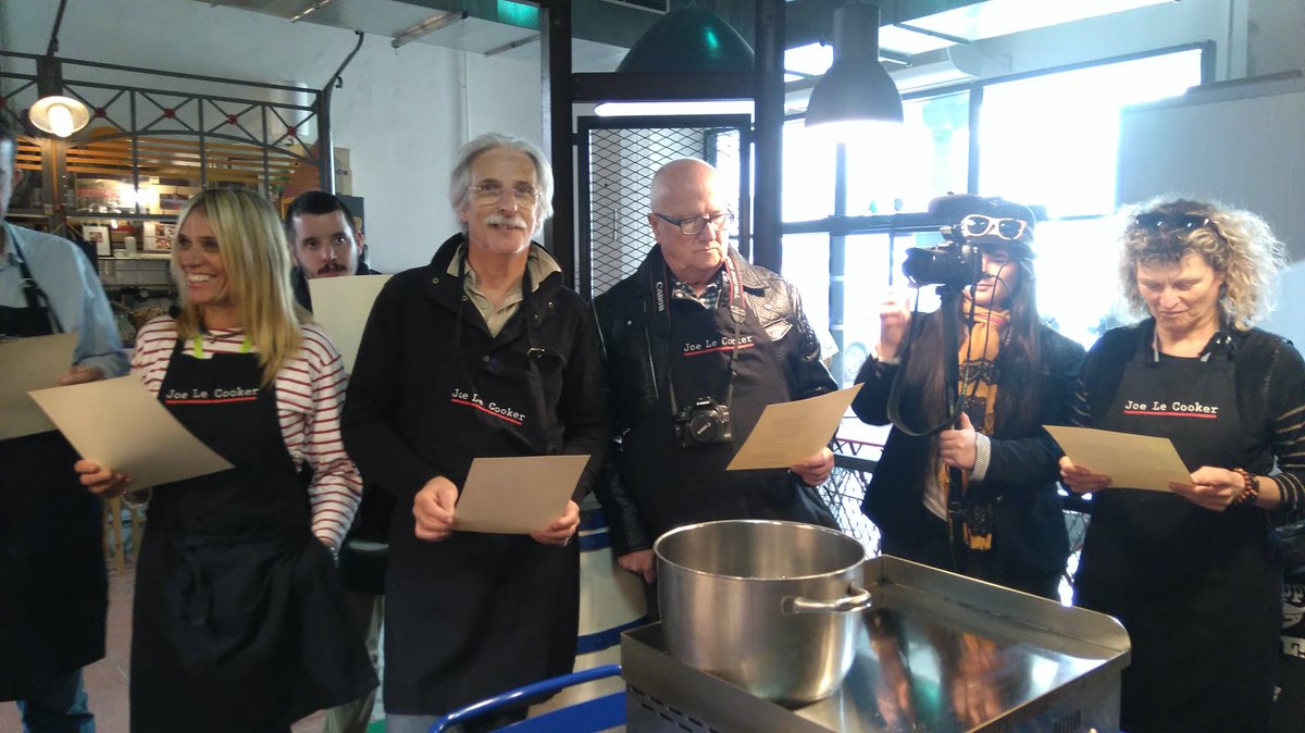 ValeriePaduano's tweet photo. #EAS2016 @TourismeSete visite des #halls de #Sete préparation de seiches avec Magalie et Joel #joecooker @guysavoy https://t.co/DdzurOBorQ
