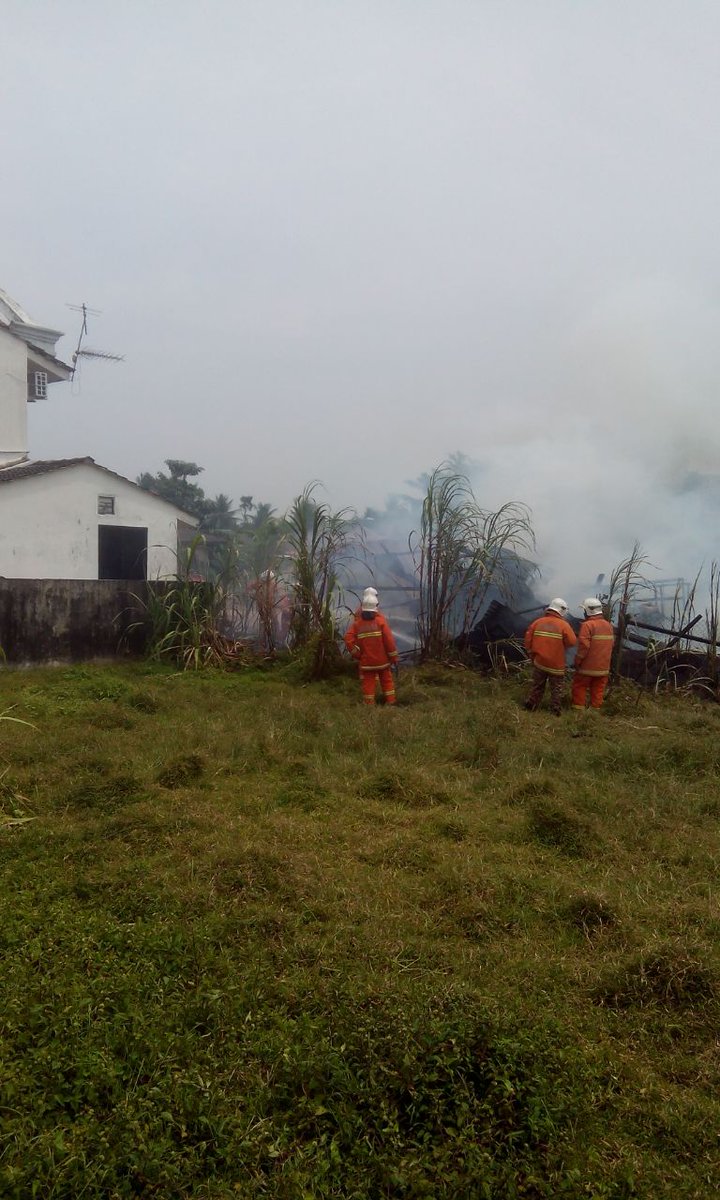 22/3/16: KBKRN BENGKEL PERABUT DI PDG BONGOR, JLN BUKIT MARAK, KOTA BHARU 2.10 ptg musnahkn kslrhn bgnan &amp; perabut