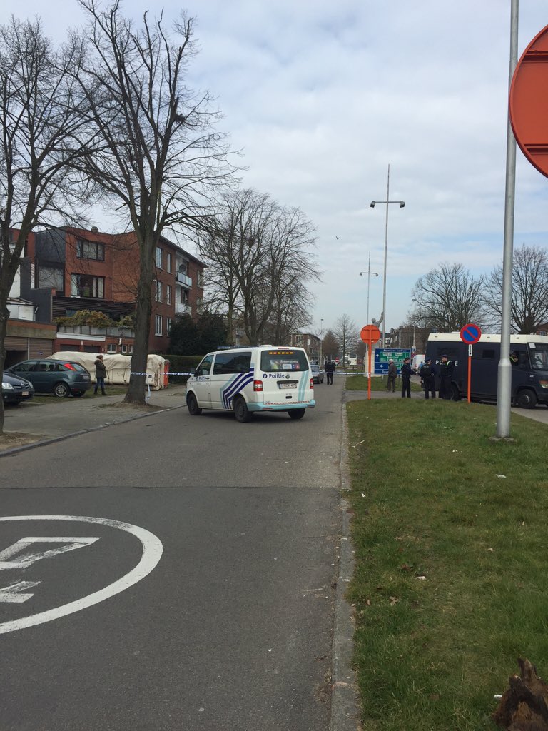 hoywegg's tweet photo. Er mogen geen auto's meer tot aan het luchthavengebouw van Deurne rijden #VRTnieuws #luchthavendeurne https://t.co/L7Bi7WJLVC