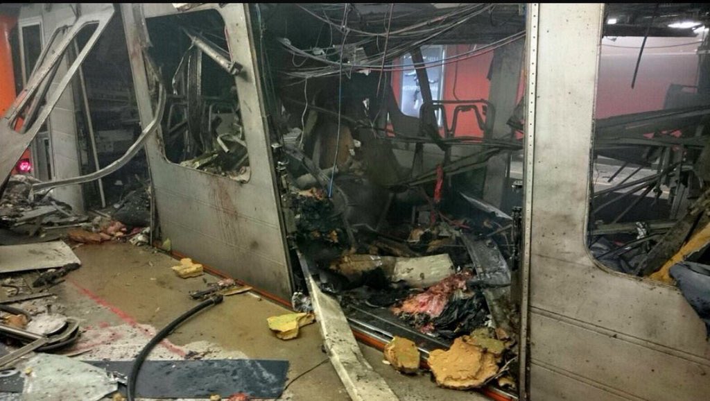 ROBZIK's tweet photo. Guardate come sono ridotti i vagoni della metro di #Bruxelles alla stazione di #Maelbeek. Orrore. https://t.co/RAWcIjITZ7